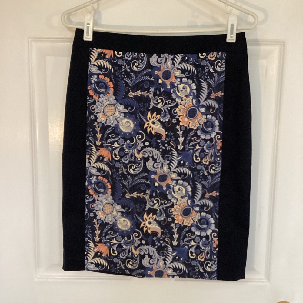 🛍️5/💲20🛍️ CLUB MONACO pencil skirt with floral panel